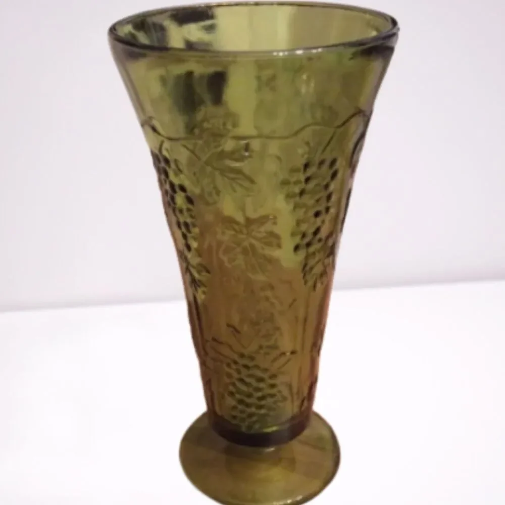 VINTAGE GREEN PRESSED GLASS VASE MADE BY INDIANA GLASS  7 3/4